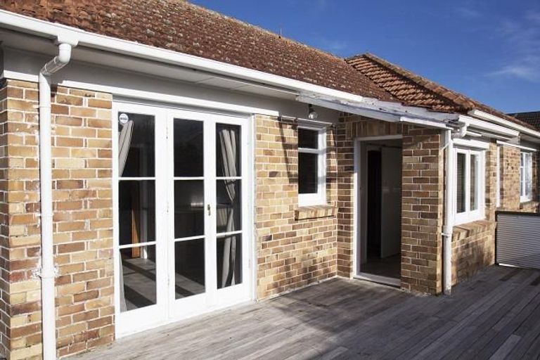 Photo of property in 32 Flanshaw Road, Te Atatu South, Auckland, 0610