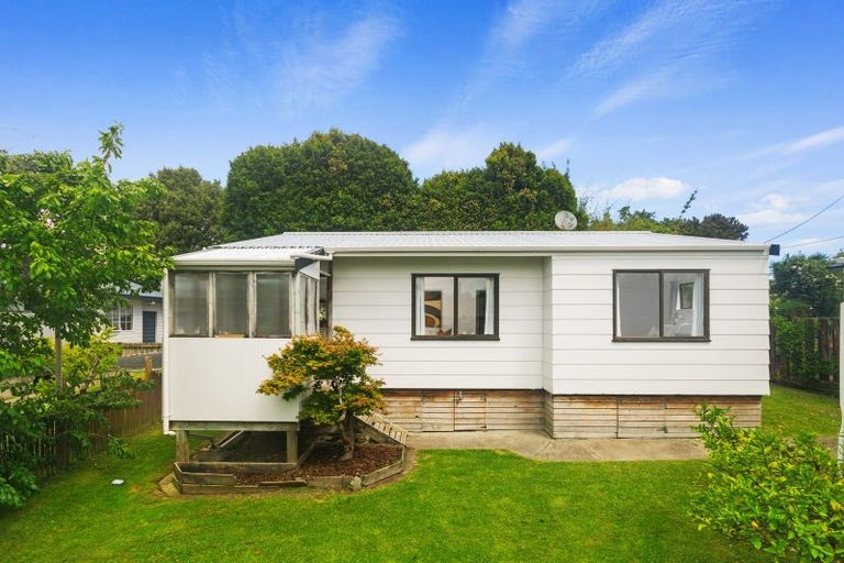 Photo of property in 4 Grainger Road, Te Atatu South, Auckland, 0610