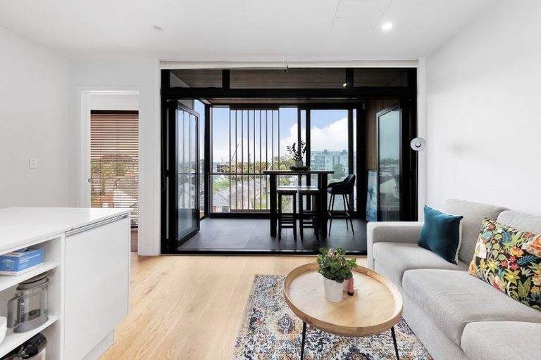 Photo of property in Frank Sargeson Apts, 302/80 Anzac Street, Takapuna, Auckland, 0622