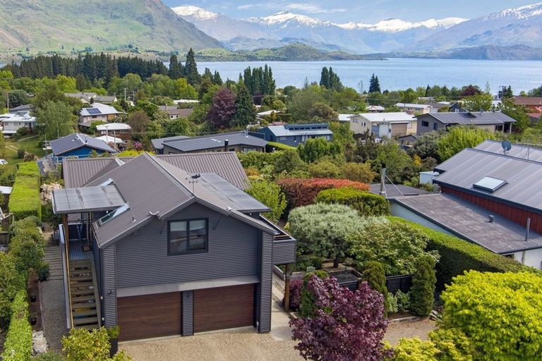 Photo of property in 42 Manuka Crescent, Wanaka, 9305