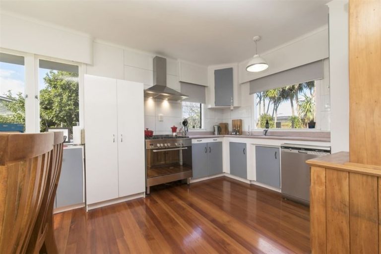 Photo of property in 10 Murray Road, Te Atatu Peninsula, Auckland, 0610