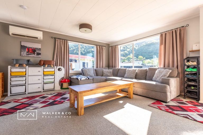 Photo of property in 1/50 Hartford Crescent, Totara Park, Upper Hutt, 5018
