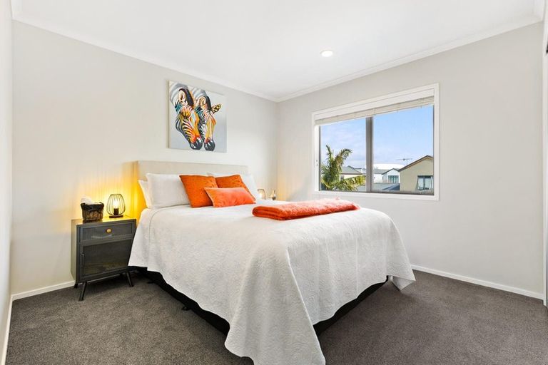 Photo of property in 32 Provence Esplanade, Te Atatu Peninsula, Auckland, 0610