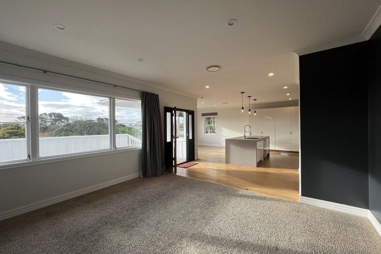 Photo of property in 54 Waiwaka Terrace, Strandon, New Plymouth, 4312