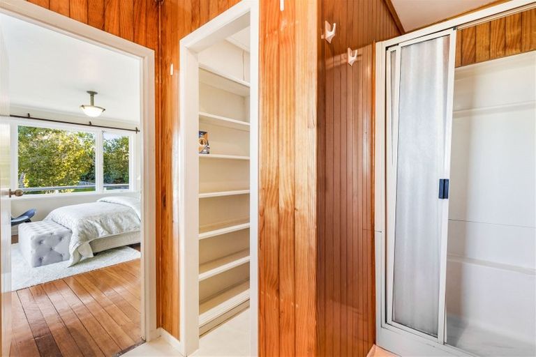 Photo of property in 122 Matipo Road, Te Atatu Peninsula, Auckland, 0610