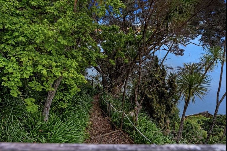 Photo of property in 2/102 Queen Street, Northcote Point, Auckland, 0627