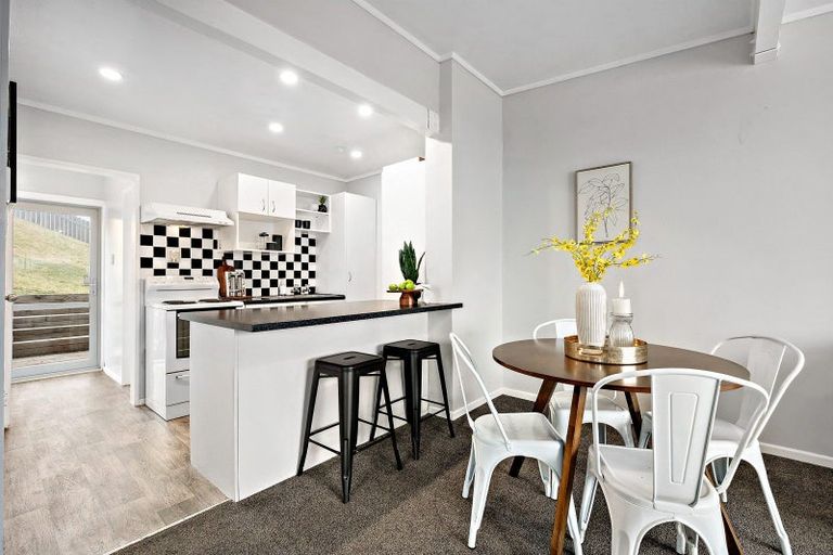 Photo of property in 7 Chetwode Grove, Newlands, Wellington, 6037