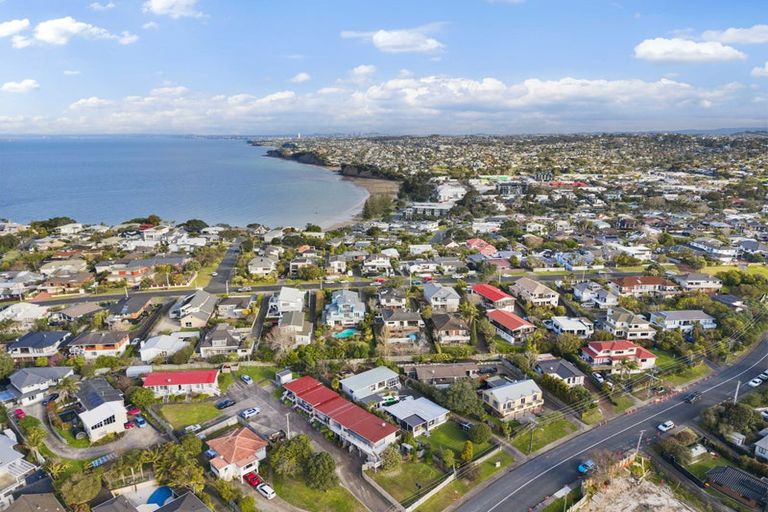 Photo of property in 2/867 Beach Road, Waiake, Auckland, 0630