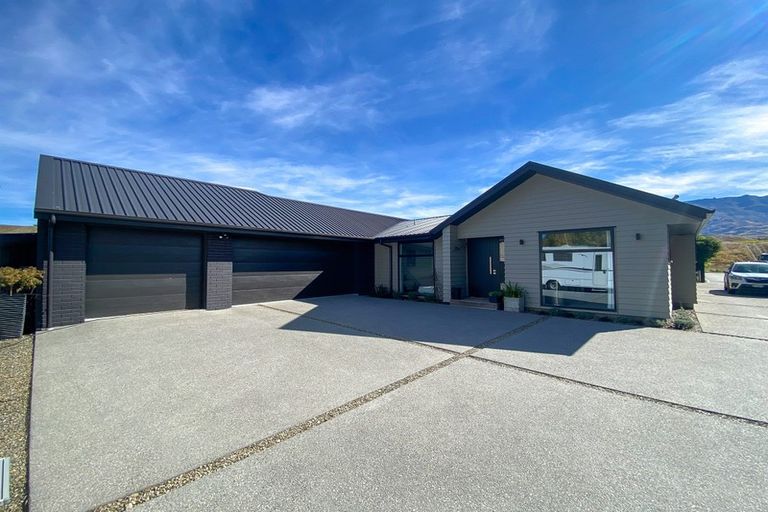 Photo of property in 48 Stratford Drive, Mount Pisa, Cromwell, 9383