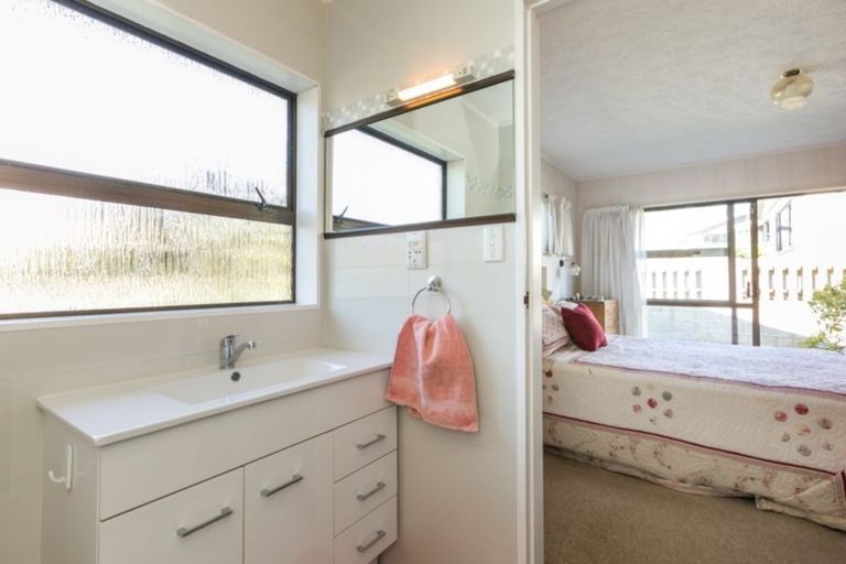 Photo of property in 2 Padfield Place, Havelock North, 4130