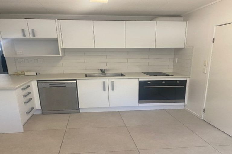 Photo of property in 23 Elsted Place, Goodwood Heights, Auckland, 2105