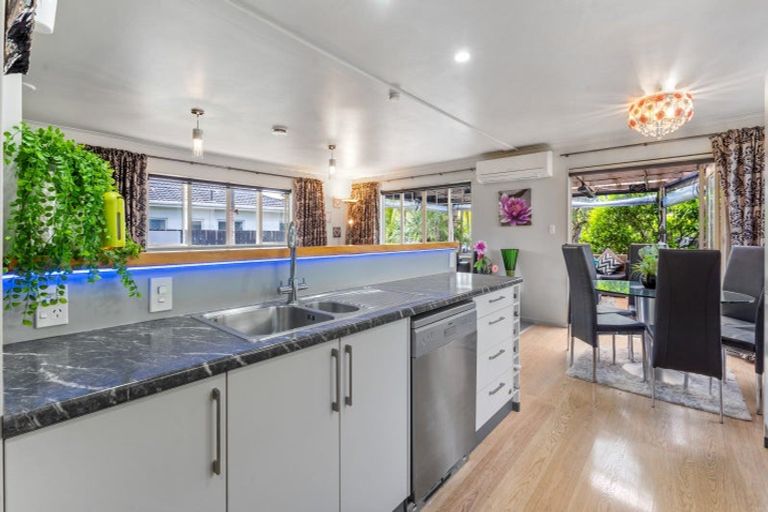 Photo of property in 12 Quo Vadis Place, Red Beach, 0932