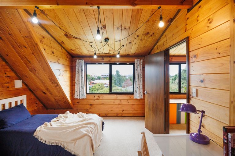 Photo of property in 21 Heathcote Place, Fitzherbert, Palmerston North, 4410