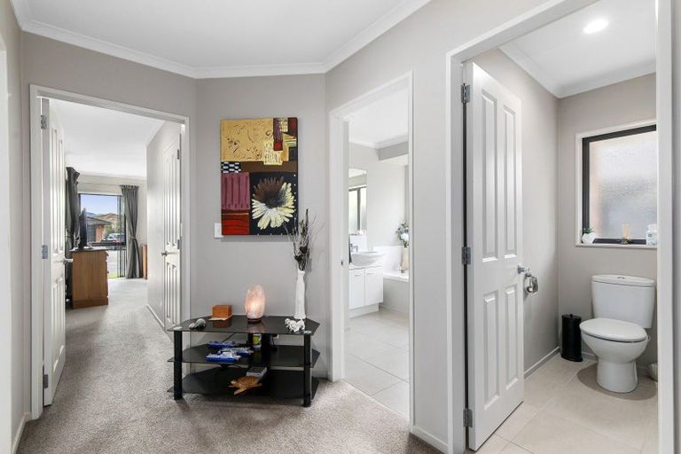 Photo of property in 15 Aragon Grove, Kingsley Heights, Upper Hutt, 5018