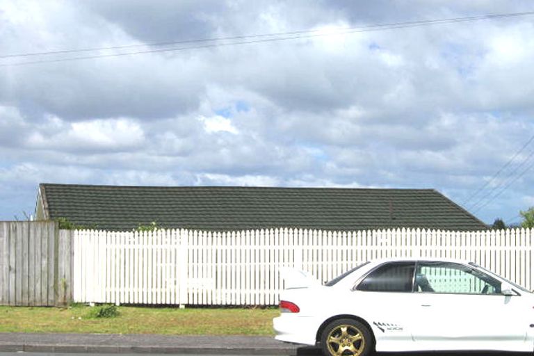 Photo of property in 1/19 Target Road, Totara Vale, Auckland, 0629