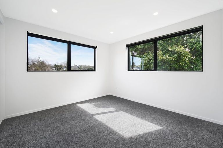 Photo of property in 57 Chatsworth Crescent, Pakuranga Heights, Auckland, 2010