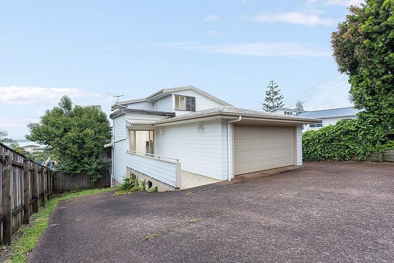 Photo of property in 17 Sea Vista Avenue, Beach Haven, Auckland, 0626