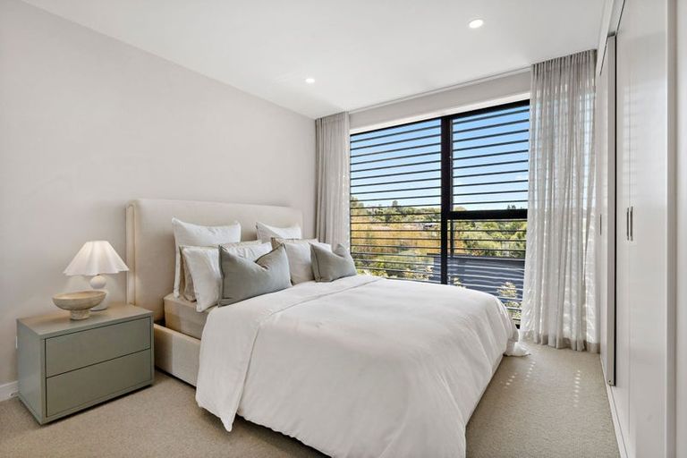 Photo of property in 21d Arahia Street, Northcote, Auckland, 0627