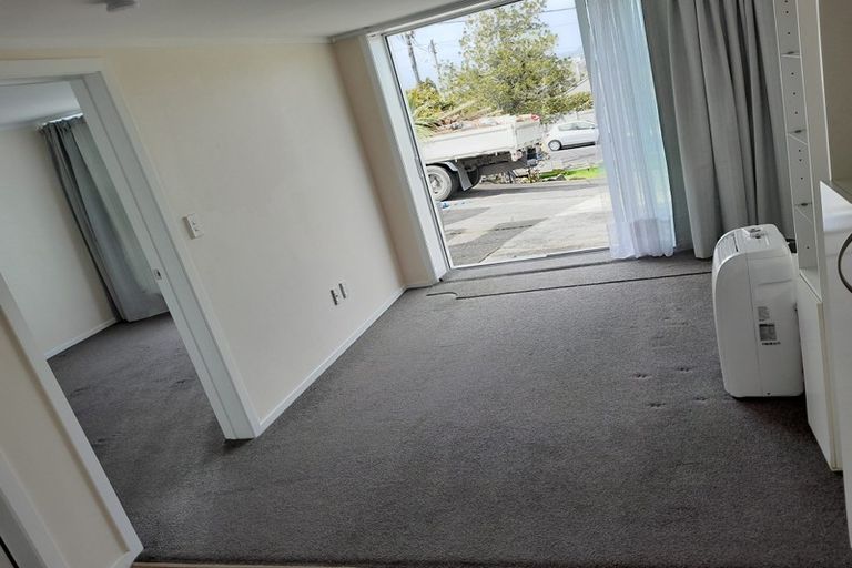 Photo of property in 6 Merville Avenue, Te Atatu South, Auckland, 0610