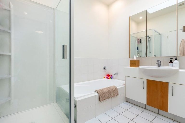 Photo of property in 10/8 Tobago Place, Sunnynook, Auckland, 0620