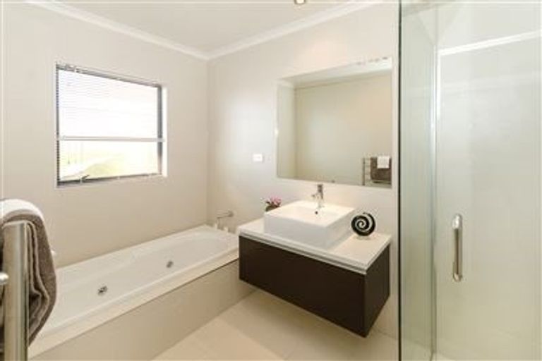 Photo of property in 24 Corsica Way, Karaka, Papakura, 2113