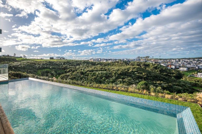 Photo of property in 15 Ridgelea Road, Long Bay, 0792