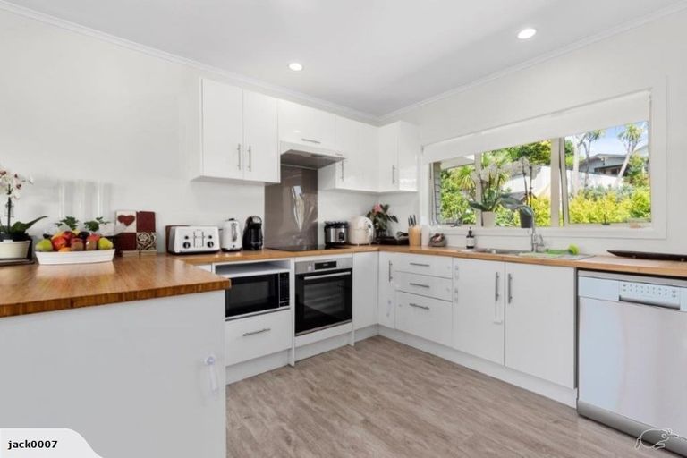 Photo of property in 41 Pohutukawa Avenue, Red Beach, 0932
