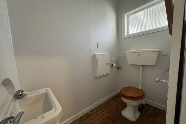 Photo of property in 54 Waiwaka Terrace, Strandon, New Plymouth, 4312