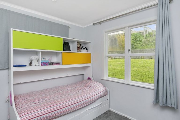 Photo of property in 8 Bellringer Crescent, Newlands, Wellington, 6037