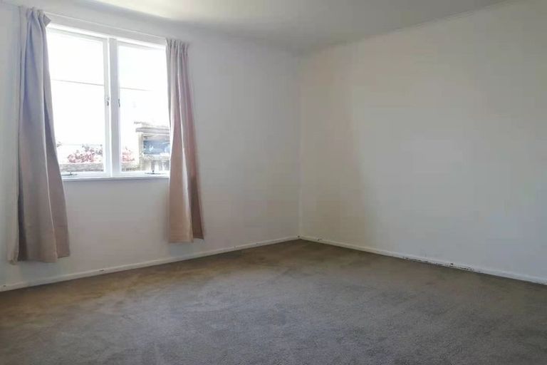 Photo of property in 18 Islington Avenue, New Lynn, Auckland, 0600