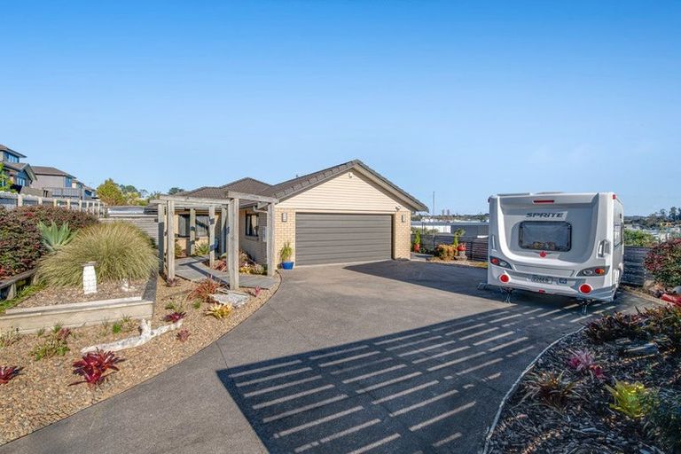Photo of property in 16 Seamount Drive, Red Beach, 0932