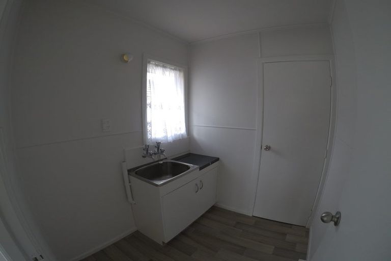 Photo of property in 2 Hereford Street, Te Atatu Peninsula, Auckland, 0610