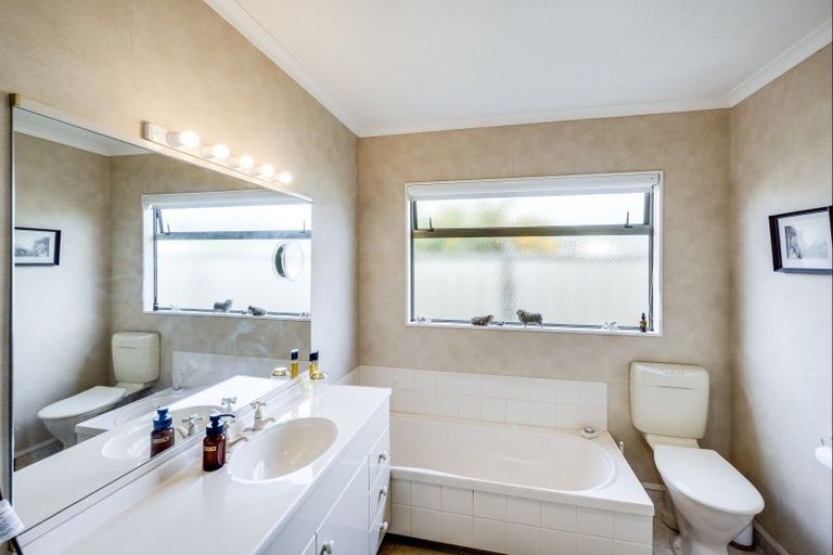 Photo of property in 10 Claridge Place, Taradale, Napier, 4112