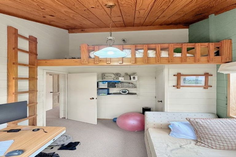 Photo of property in 123 Marine Parade, Eastbourne, Lower Hutt, 5013