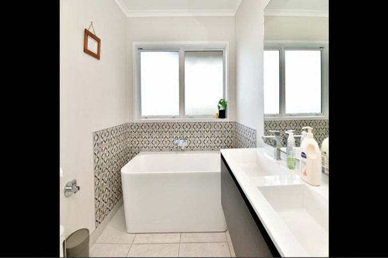 Photo of property in 780 East Coast Road, Oteha, Auckland, 0630