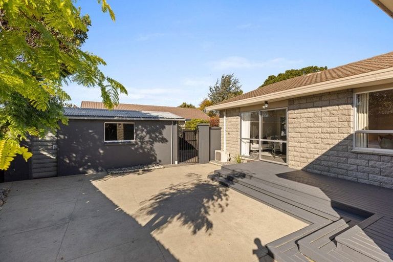 Photo of property in 1/102a Queenspark Drive, Parklands, Christchurch, 8083