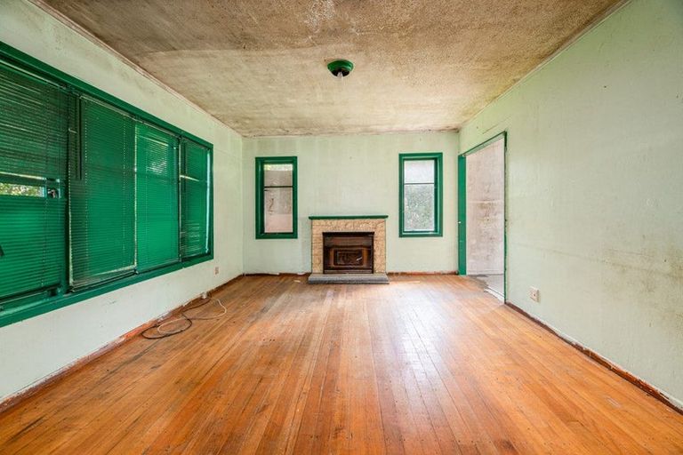 Photo of property in 21 Smythe Road, Henderson, Auckland, 0612