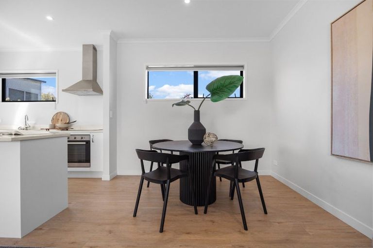 Photo of property in 8/5 Peachgrove Road, Te Atatu Peninsula, Auckland, 0610