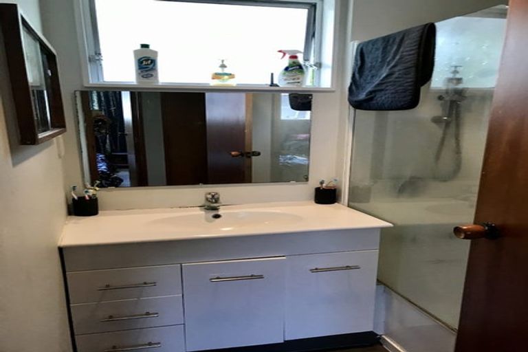 Photo of property in 13a Kingsbridge Place, Newlands, Wellington, 6037