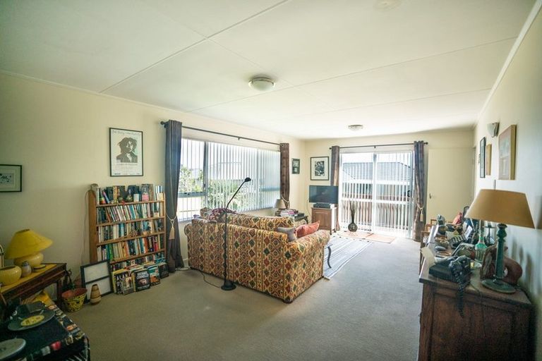Photo of property in 8 Kauri Drive, Waiuku, 2123
