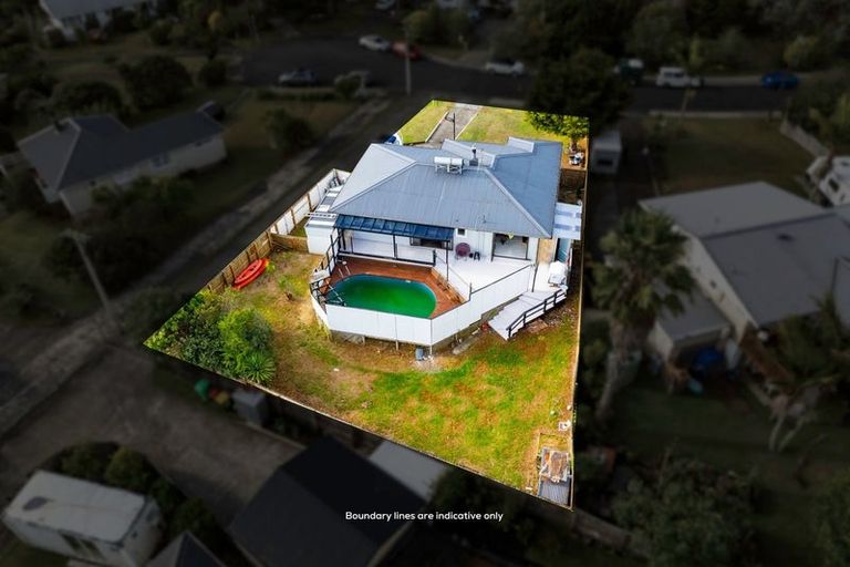 Photo of property in 18 Murray Road, Te Atatu Peninsula, Auckland, 0610