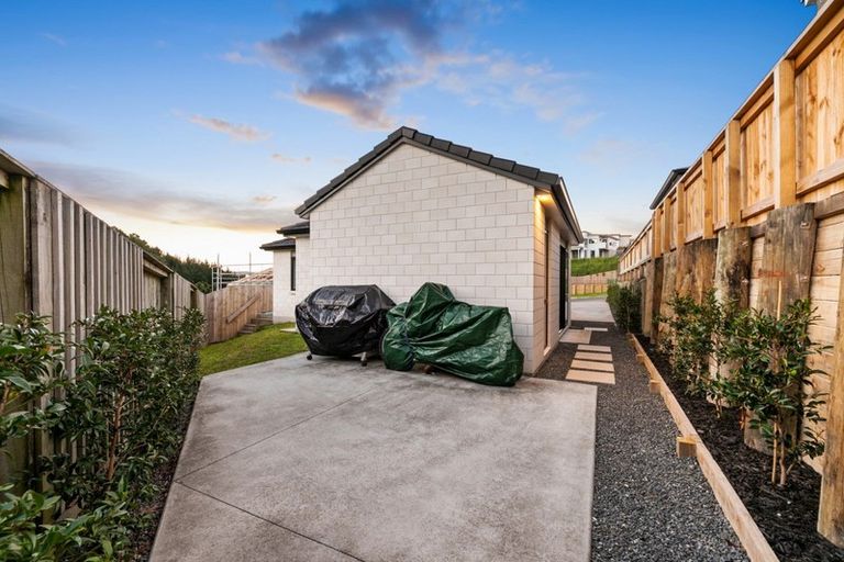 Photo of property in 310a Lakes Boulevard, Pyes Pa, Tauranga, 3112