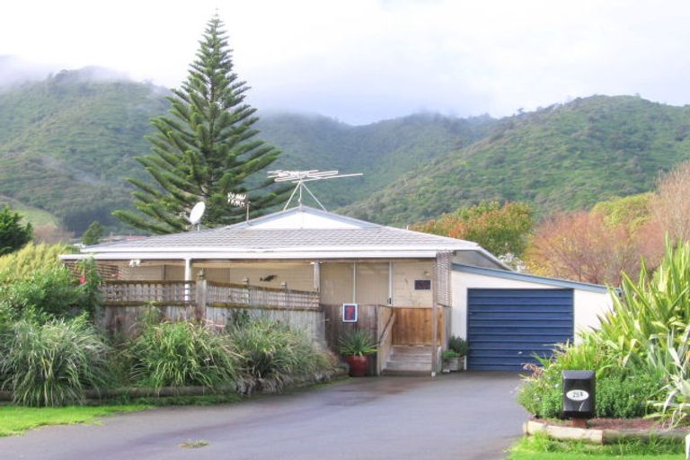 Photo of property in 25b Pehi Kupa Street, Waikanae, 5036