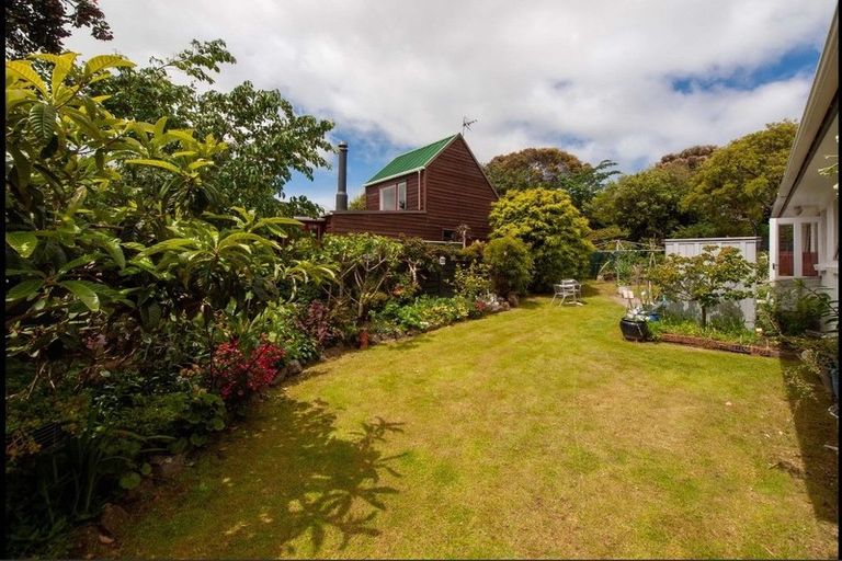 Photo of property in 100 Churton Drive, Churton Park, Wellington, 6037