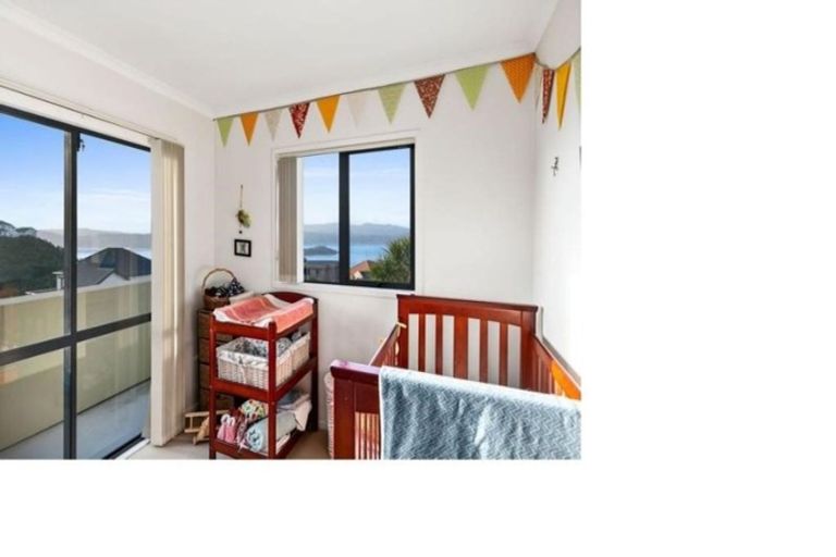 Photo of property in 4 Forbes Lane, Newlands, Wellington, 6037