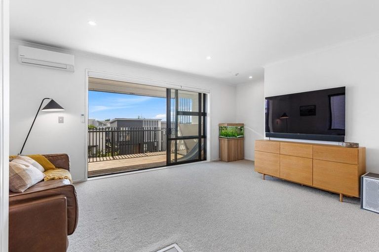 Photo of property in 16 Raranga Lane, Hobsonville, Auckland, 0616