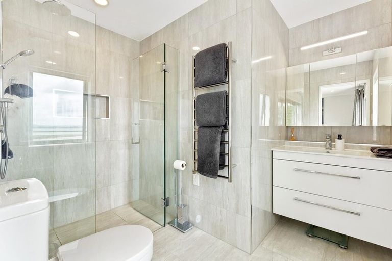 Photo of property in 32 Provence Esplanade, Te Atatu Peninsula, Auckland, 0610