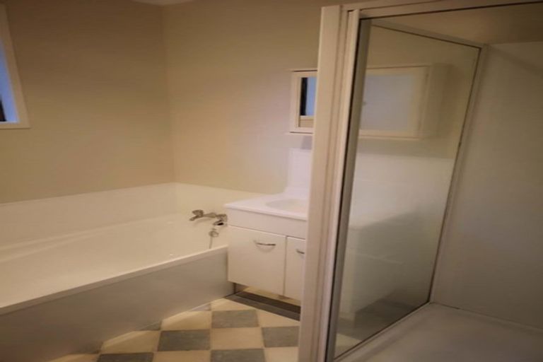 Photo of property in 90 Kemp Road, Massey, Auckland, 0614