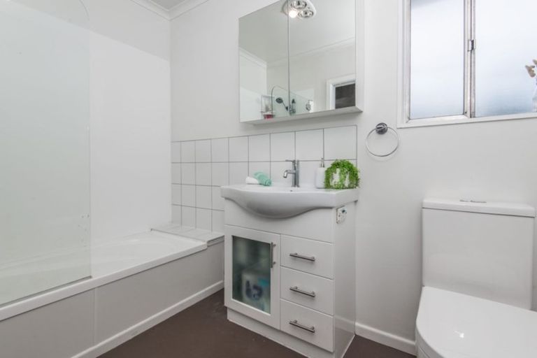 Photo of property in 53 Glanmire Road, Newlands, Wellington, 6037