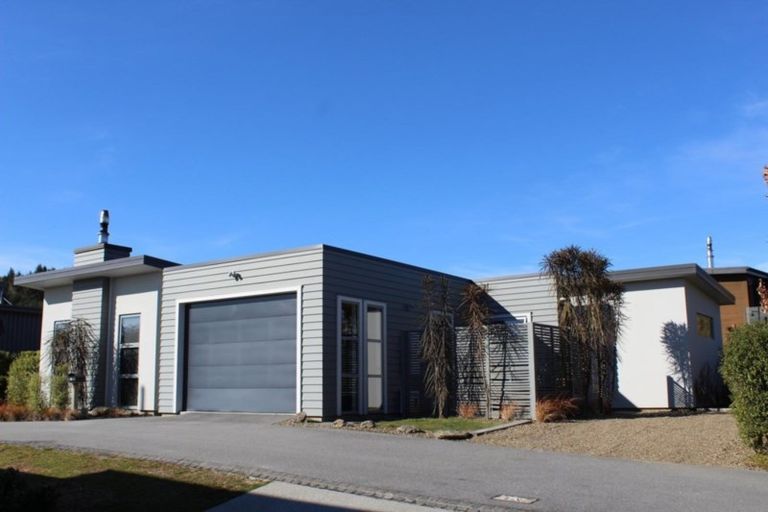 Photo of property in 2 Kahu Close, Wanaka, 9305